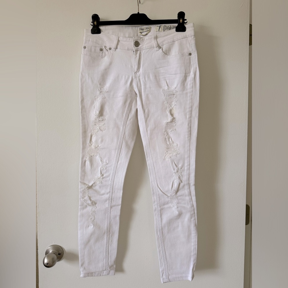 Indigo rein women’s white jeans.🦋